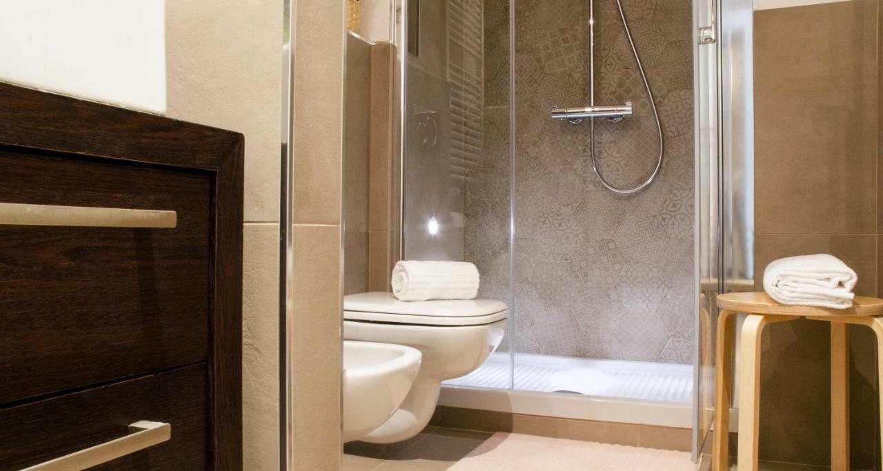 Flowers Apartment Joivy 25 Комо Екстериор снимка