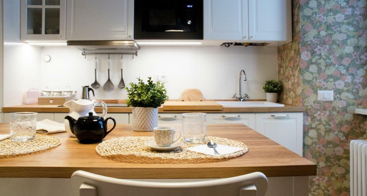 Flowers Apartment Joivy 25 Комо Екстериор снимка