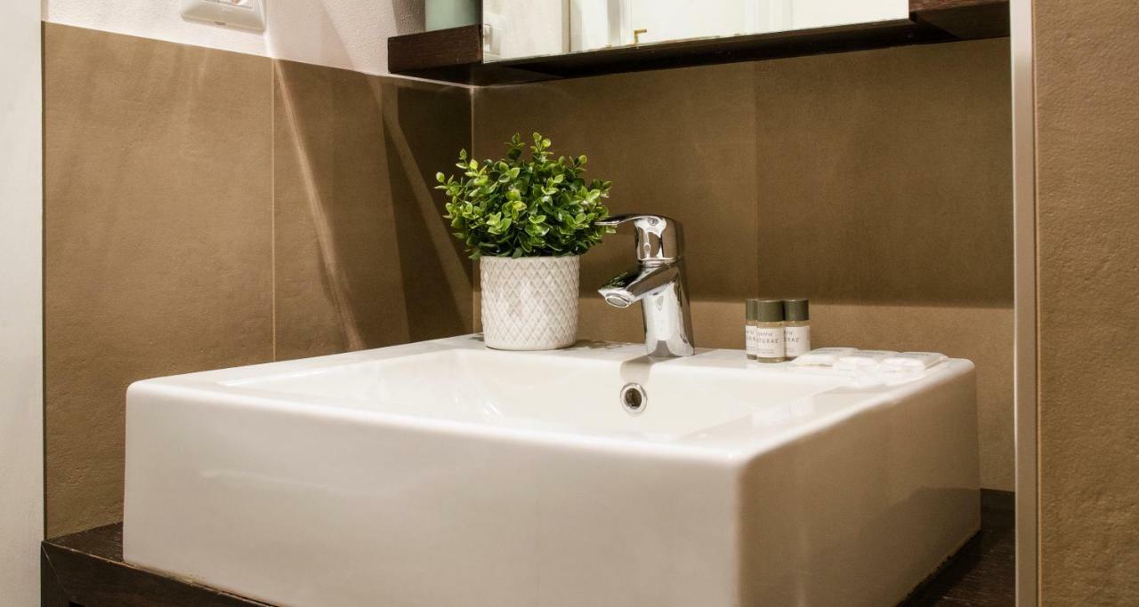 Flowers Apartment Joivy 25 Комо Екстериор снимка