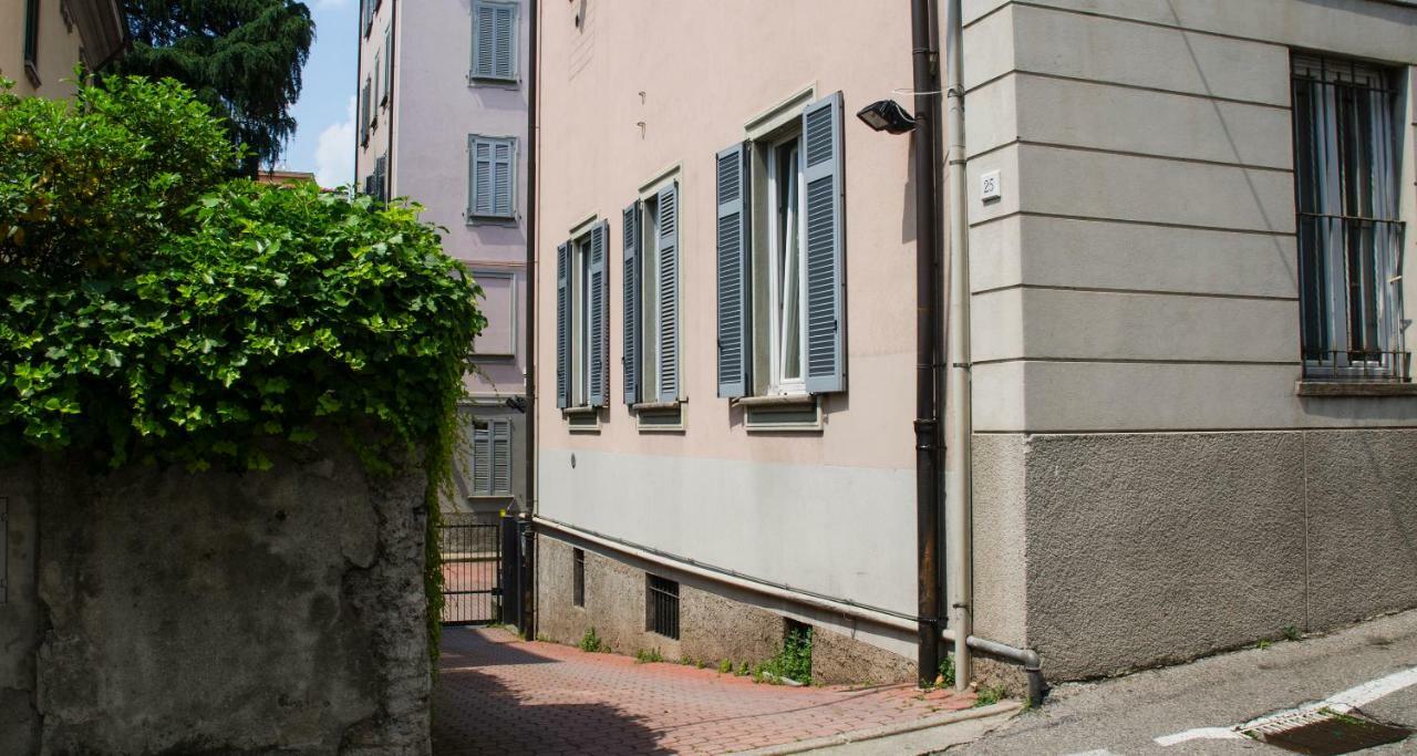 Flowers Apartment Joivy 25 Комо Екстериор снимка