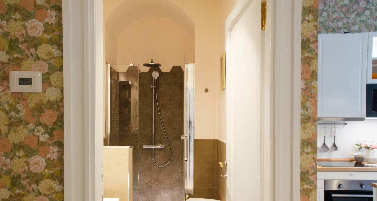 Flowers Apartment Joivy 25 Комо Екстериор снимка