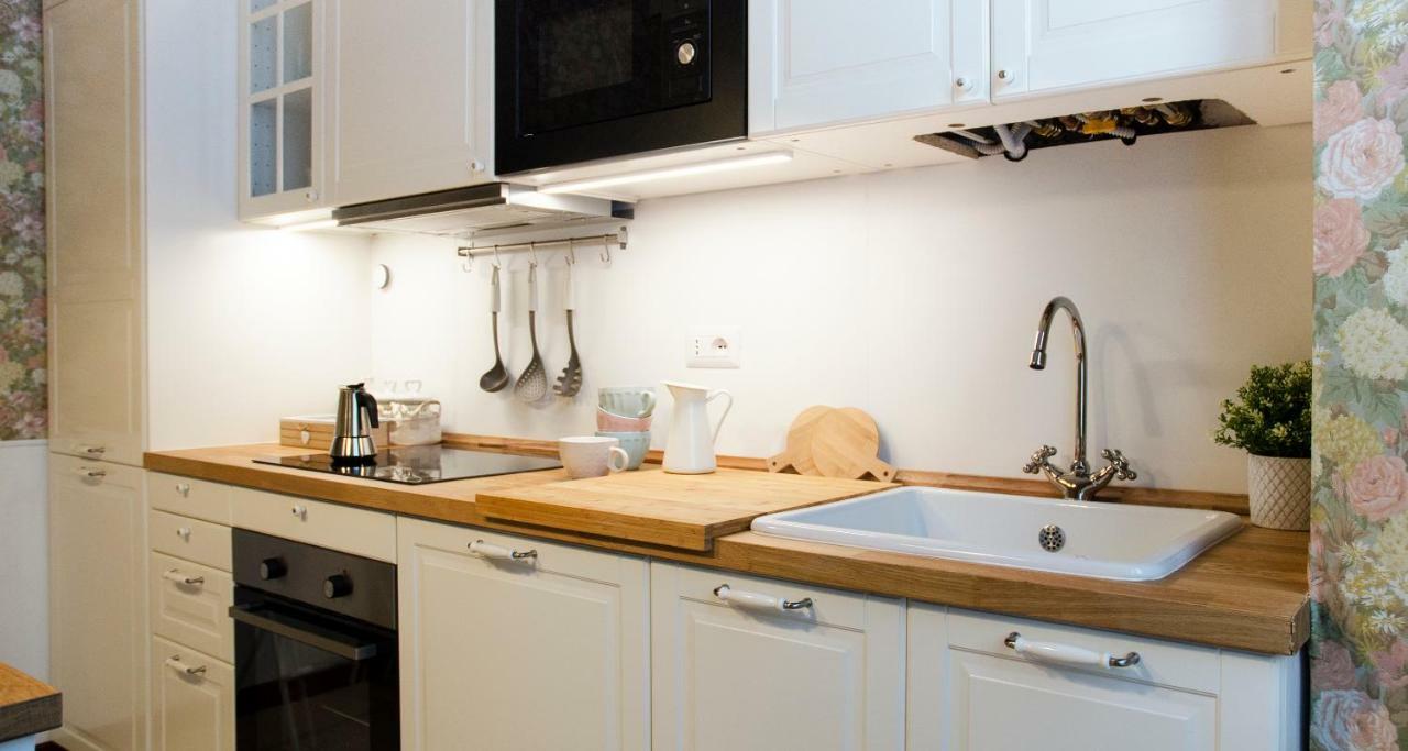 Flowers Apartment Joivy 25 Комо Екстериор снимка