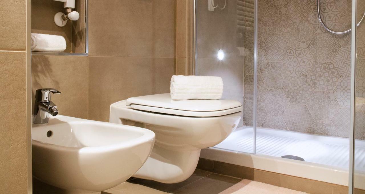Flowers Apartment Joivy 25 Комо Екстериор снимка