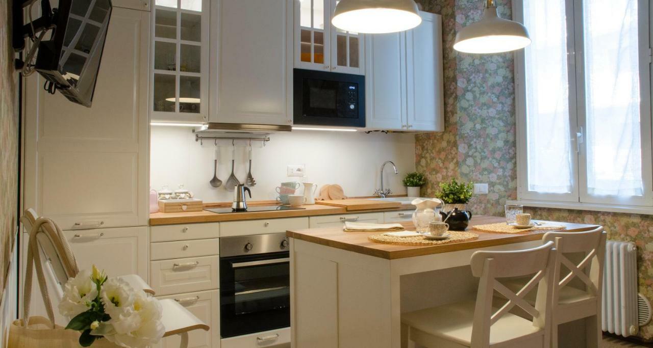 Flowers Apartment Joivy 25 Комо Екстериор снимка