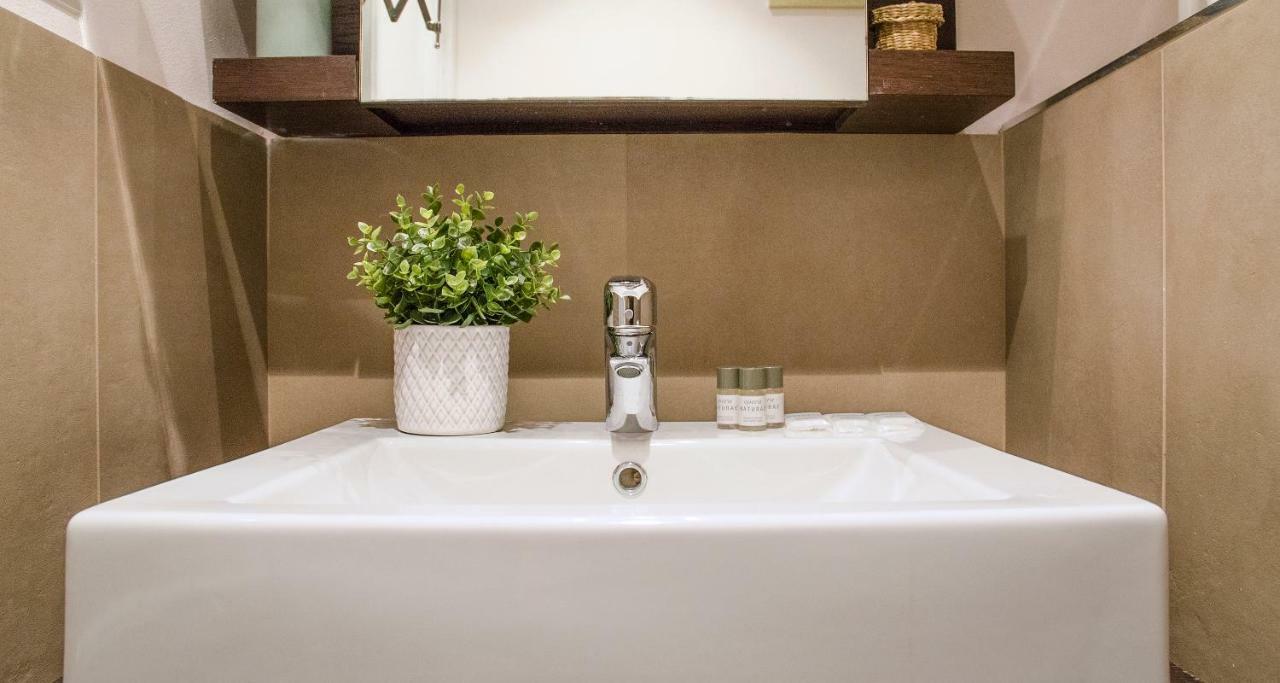 Flowers Apartment Joivy 25 Комо Екстериор снимка