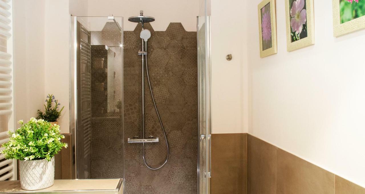 Flowers Apartment Joivy 25 Комо Екстериор снимка